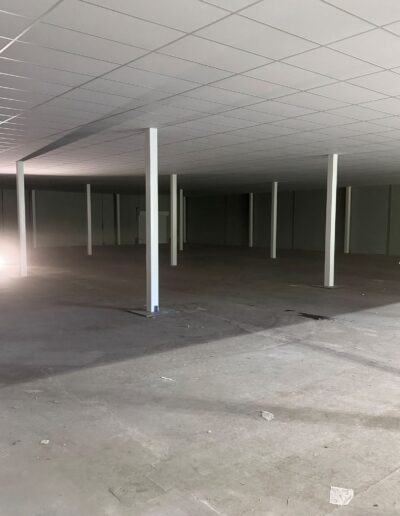 Suspended ceiling installation in a large retail unit